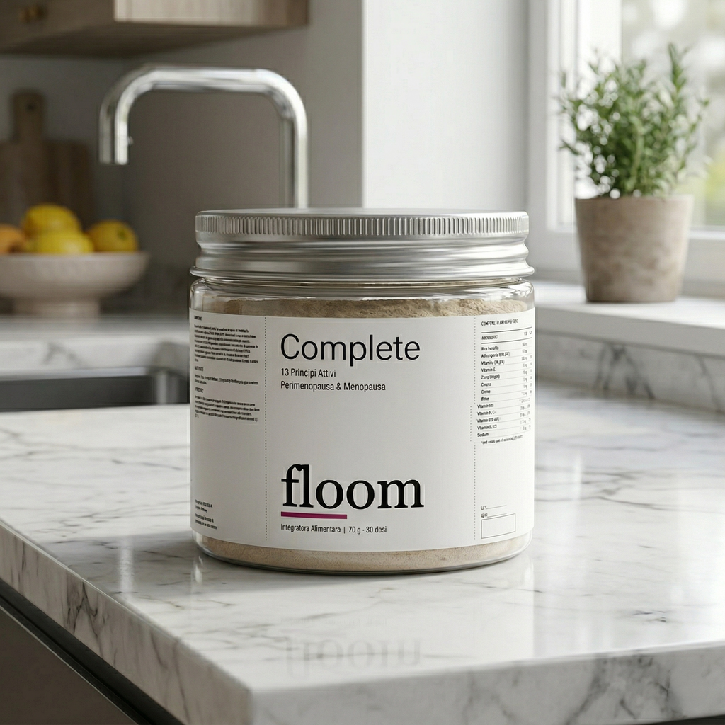 Complete | floom - Integratore per pre-menopausa e menopausa - 13 principi attivi - su piano cucina in marmo
